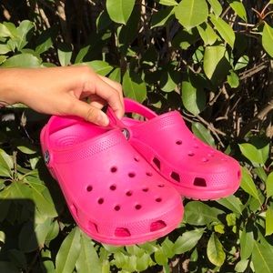 Electric pink classic croc